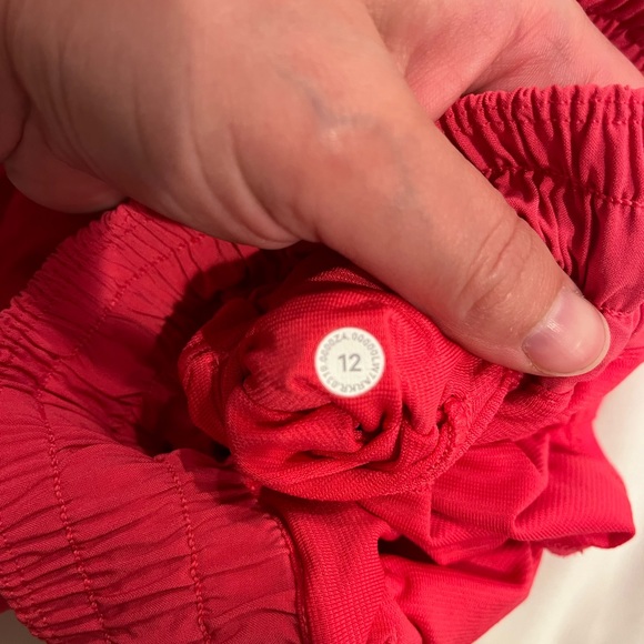 Lululemon pink hottie hot short low rise size 12 paint stain on back - Picture 3 of 3